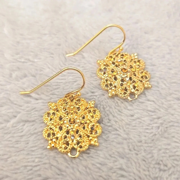 #396 Gold tone earring - Picture 2 of 3